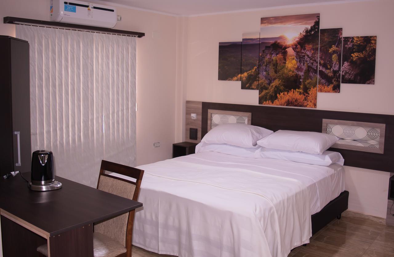 Austral Hotel Dos de Mayo Buitenkant foto